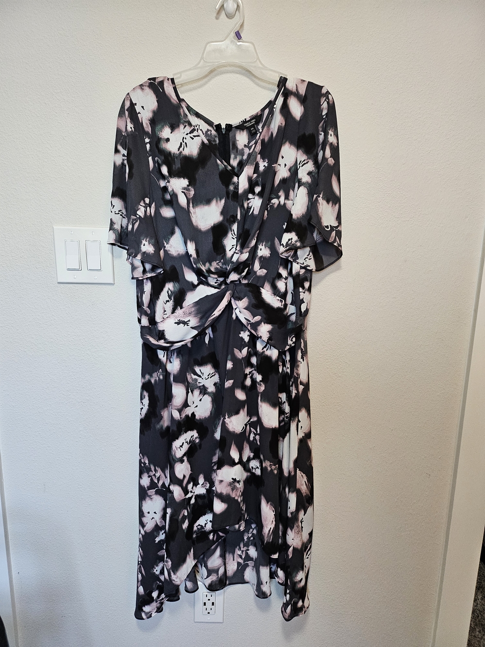 Simply Vera Vera Wang Black and Pale Pink Floral Twist-Front Midi Dress - Picture 2 of 7